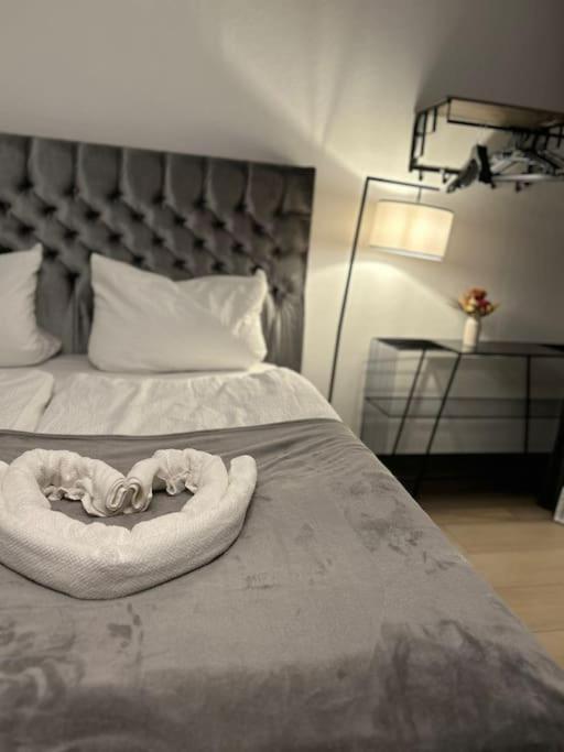 Duplex Apartment Ullstein- 4 Bedrooms, 2 Bathrooms, Living Room, 2 Parking Spaces, Boxspringbeds, Family & Business Apartment! Berlim Exterior foto