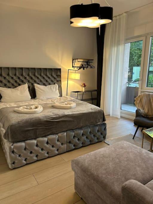 Duplex Apartment Ullstein- 4 Bedrooms, 2 Bathrooms, Living Room, 2 Parking Spaces, Boxspringbeds, Family & Business Apartment! Berlim Exterior foto
